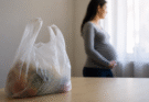 Un nou studiu atrage atenția: substanțele din plastic ar putea afecta milioane de copii înainte de naștere