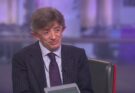 Diagnosticat cu boala oaselor de sticlă: de la marginalizare în adolescență la lord în Parlamentul britanic